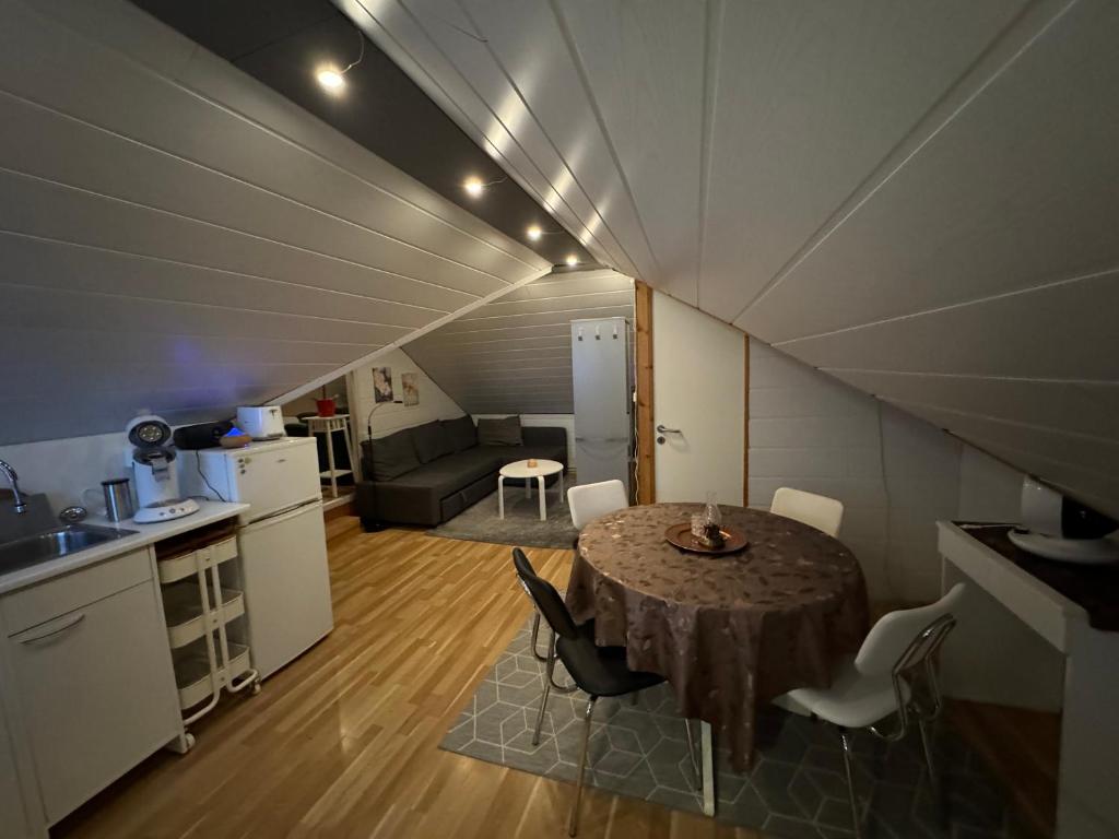 uma cozinha e uma sala de jantar com uma mesa num quarto em Bjarmaland em Vestmannaeyjar