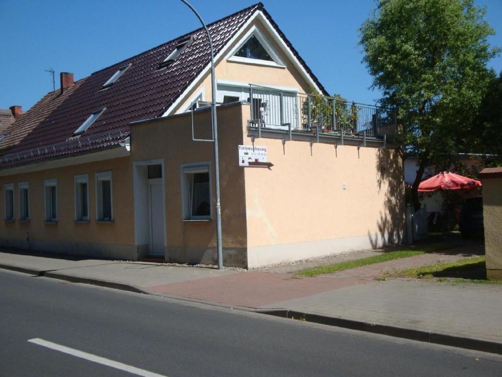 une maison avec un balcon sur le côté d'une rue dans l'établissement Appartement in Ueckermünde mit Grill, à Ueckermünde