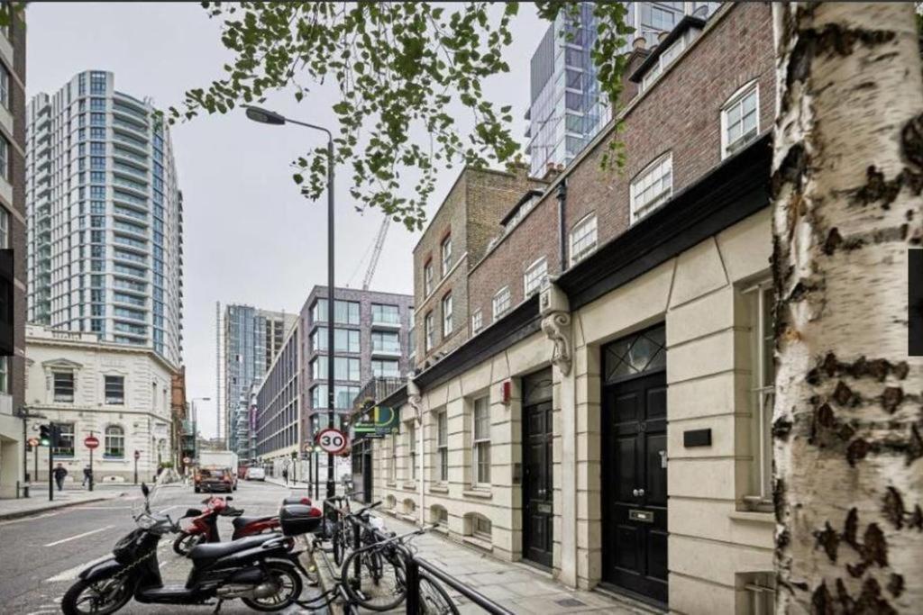 uma rua com bicicletas estacionadas ao lado de um edifício em London Boutique Apartments em Londres