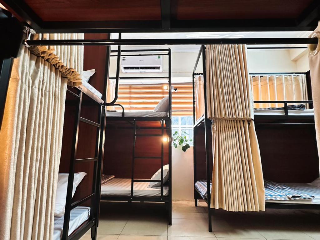 Lliteres en una habitació de Tuna Homestay Hanoi & Experience