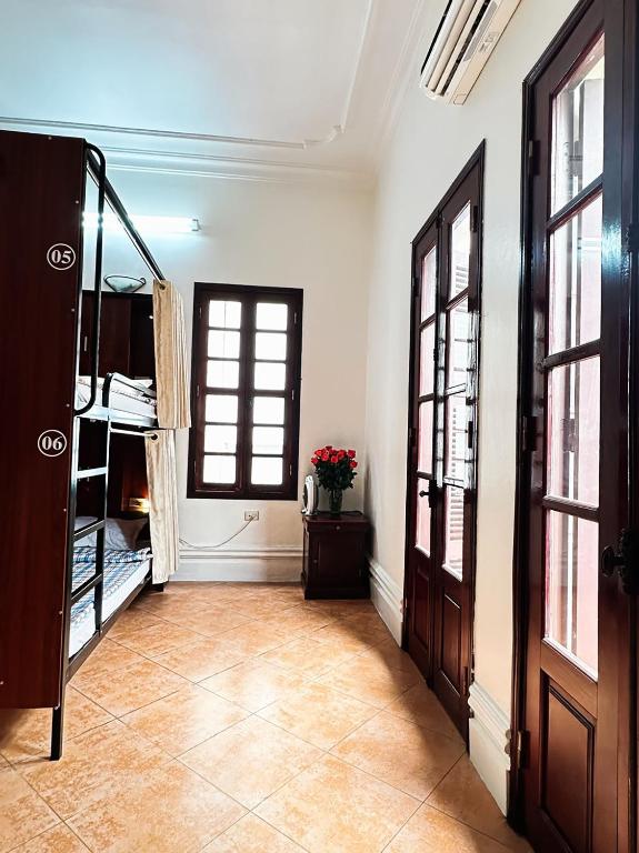 Postel nebo postele na pokoji v ubytování Tuna Homestay Hanoi & Experience