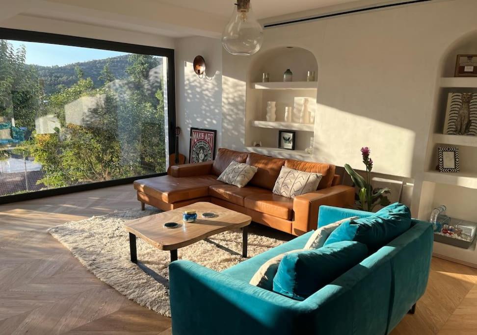 una sala de estar con un sofá y una mesa en Stylish luxury villa near Sitges, en Olivella