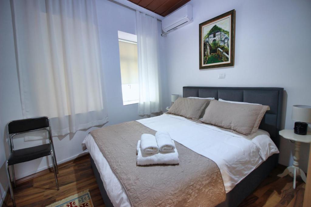 Postel nebo postele na pokoji v ubytování Emblematic House Apartment 1