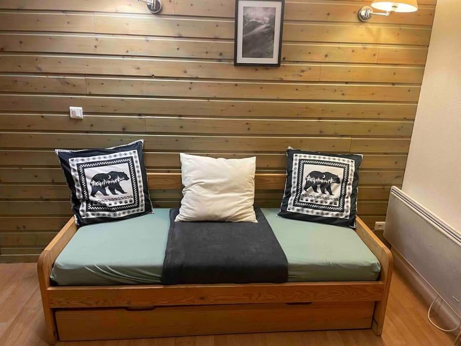 ein Bett mit zwei Kissen darauf in einem Zimmer in der Unterkunft Joli studio en montagne in Font Romeu Odeillo Via