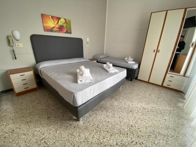 Posteľ alebo postele v izbe v ubytovaní Hotel Ausonia B&B RiMiNi