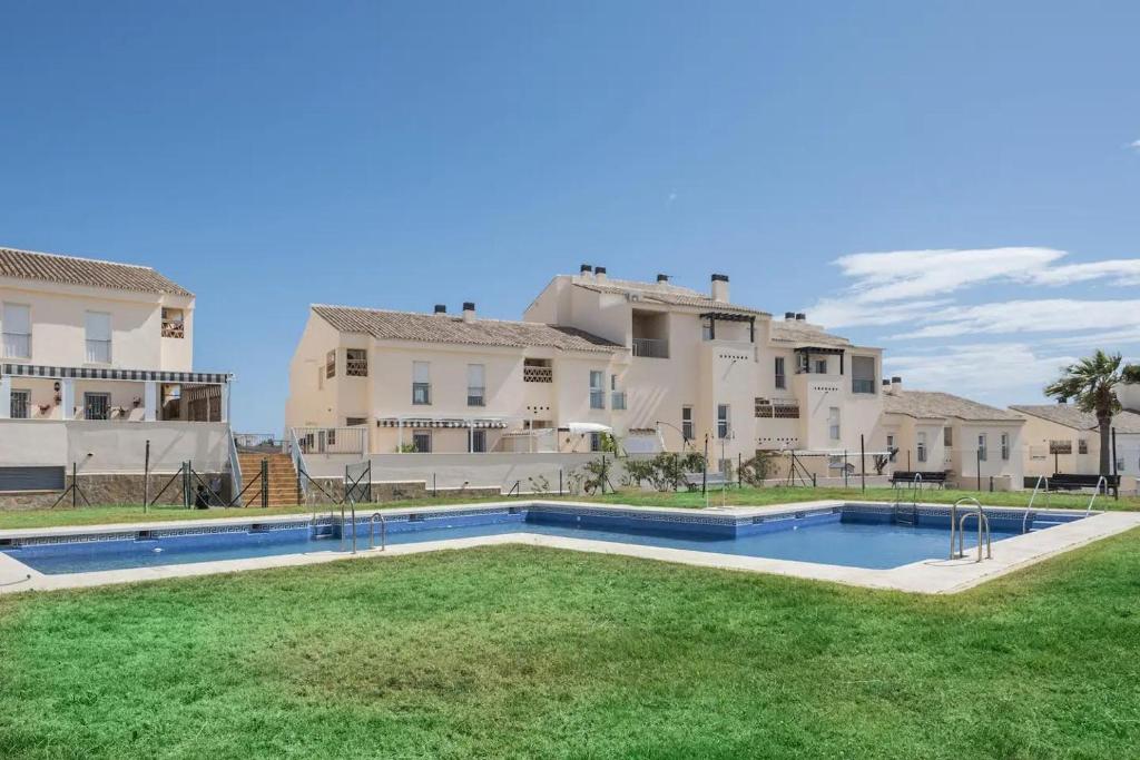 un gran patio con piscina frente a las casas en Relaxation, GOLF and Beach en Caleta de Vélez