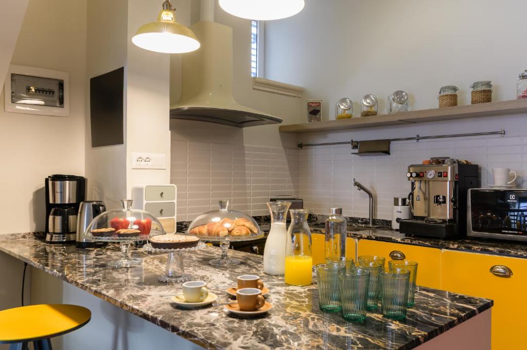 een keuken met een aanrecht met glazen erop bij Unico B&B Art Decor in Ostuni