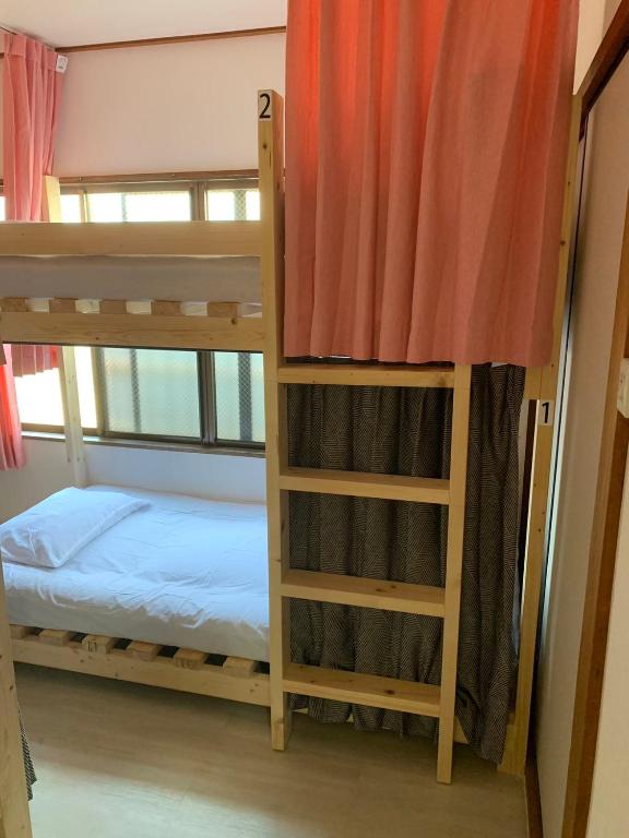 Postel nebo postele na pokoji v ubytování GUESTHOUSE UJIRIVER Kyoto