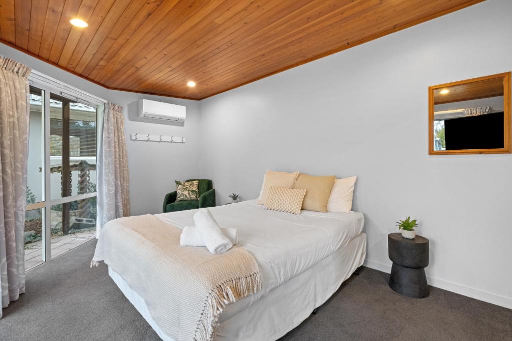 Un pat sau paturi într-o cameră la Tasman Holiday Parks - Christchurch
