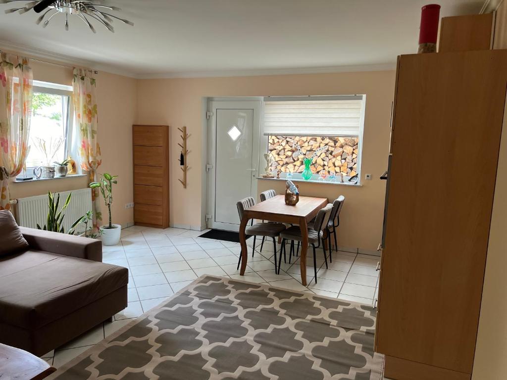 a living room with a table and a couch at Ferienwohnung Schwanheim in Schwanheim