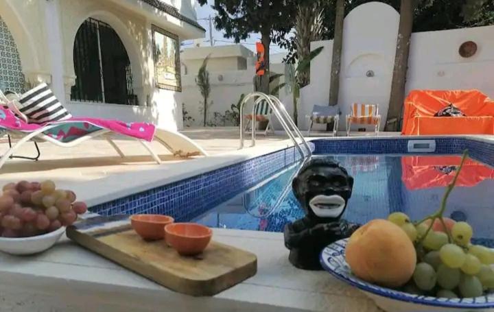 Bazén v ubytování Les Sons du Jardin Monastir nebo v jeho okolí