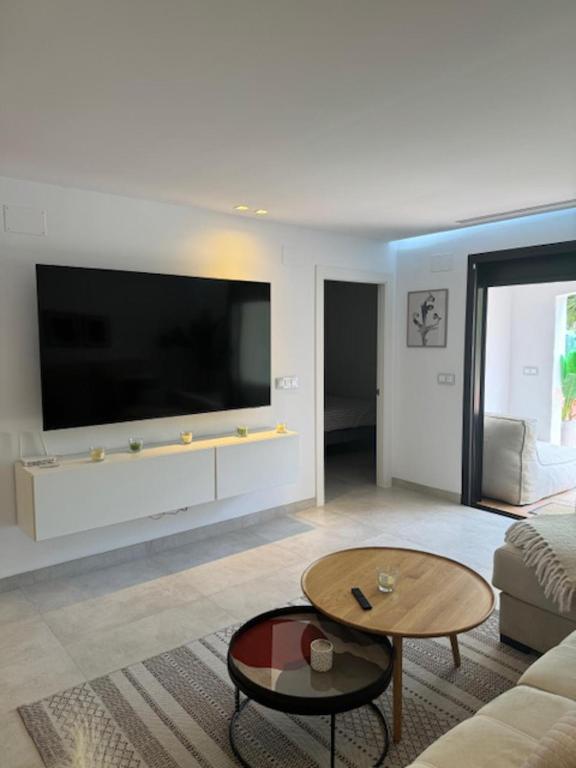 TV a/nebo společenská místnost v ubytování Luxurious apartment in Puerto Banus Marbella