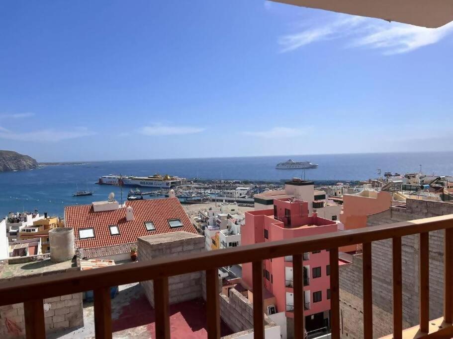 d'un balcon offrant une vue sur la ville. dans l'établissement Vista Mar y piscina climatizada, à Arona