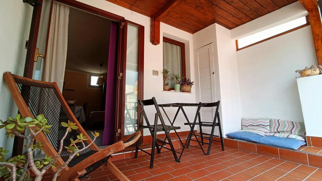 Habitación con balcón con sillas y mesa. en Casa Di Pam, en Scicli