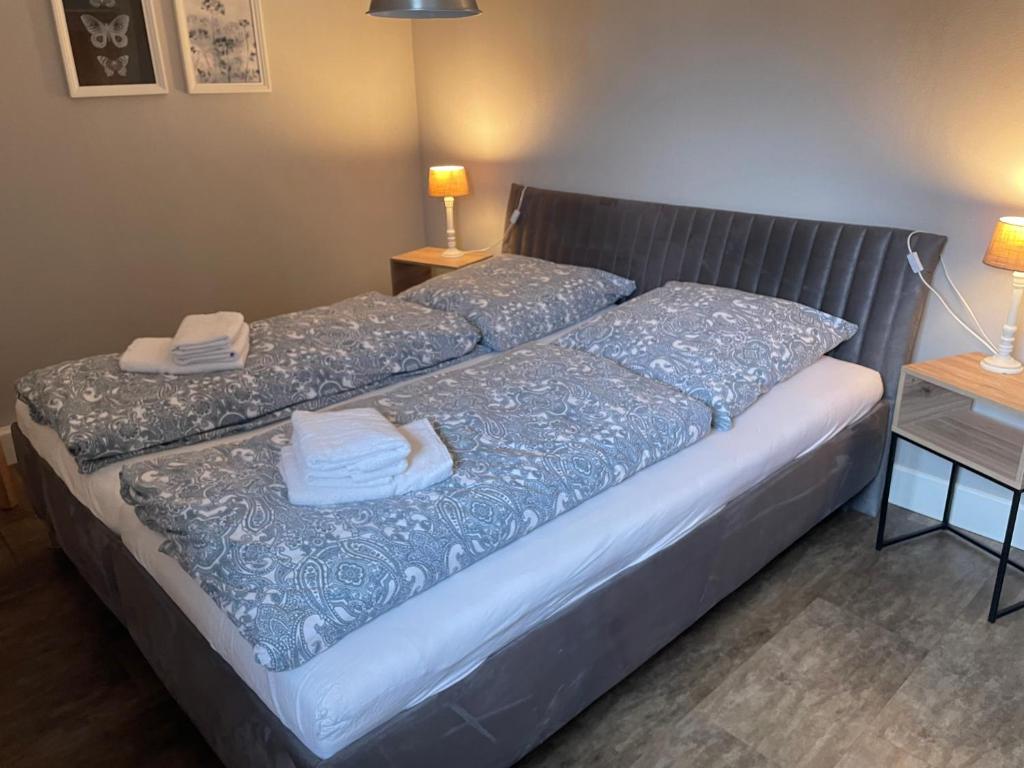 uma cama com duas almofadas num quarto em Juro em Pruchten