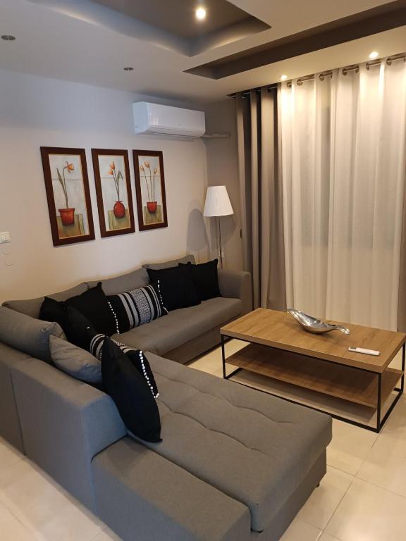 uma sala de estar com um sofá e uma mesa de centro em Villa Anna em Amaliapoli