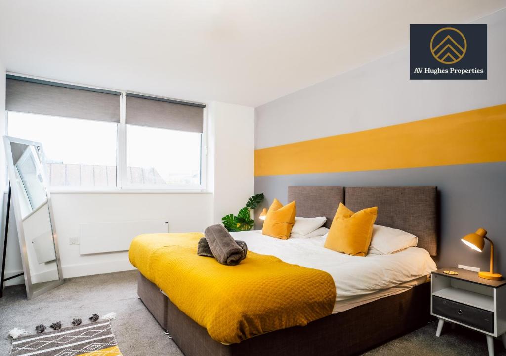 Modern One Bedroom Apartment by AV Hughes Properties Short Lets & Serviced Accommodation Milton Keynes - For Couples & Leisure tesisinde bir odada yatak veya yataklar