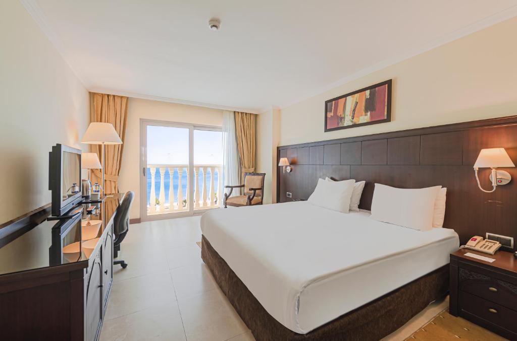 Crowne Plaza Antalya by IHG - 1 King Bed Standard Smoking Side Sea View