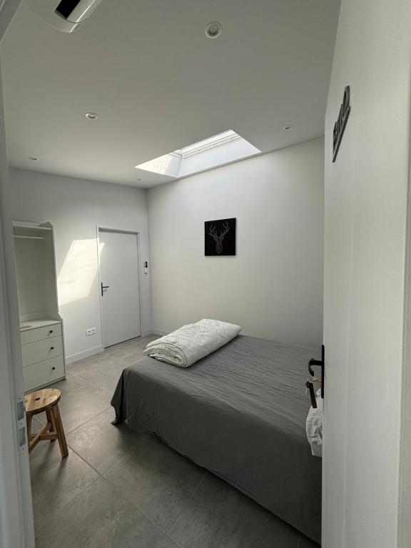 Łóżko lub łóżka w pokoju w obiekcie Chez Oma I 1 appartement indépendant OPI I 3 chambres privatives avec salle d eau et salon commun cuisine commune WC commun patio commun