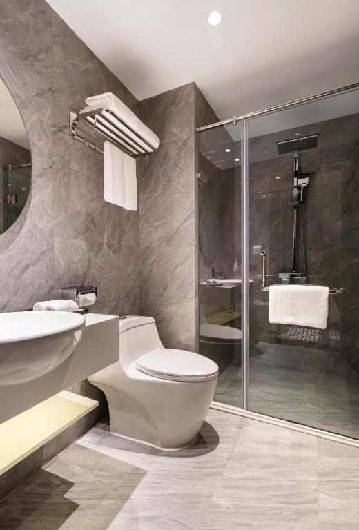 Koupelna v ubytování Luxe Paradise Premium Hotel Pham Hong Thai