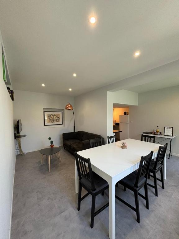 Telewizja i/lub zestaw kina domowego w obiekcie Chez Oma I 1 appartement indépendant OPI I 3 chambres privatives avec salle d eau et salon commun cuisine commune WC commun patio commun