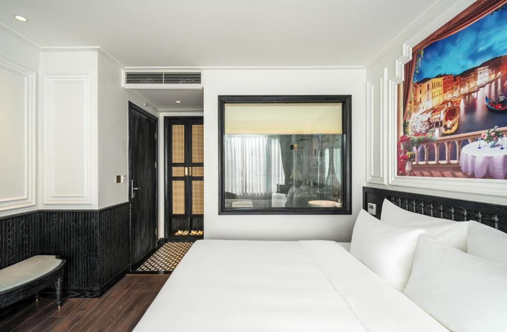Postel nebo postele na pokoji v ubytování Luxe Paradise Premium Hotel Pham Hong Thai