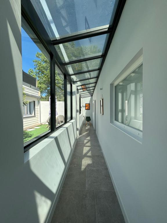 Zdjęcie z galerii obiektu Chez Oma I 1 appartement indépendant OPI I 3 chambres privatives avec salle d eau et salon commun cuisine commune WC commun patio commun w Awinionie