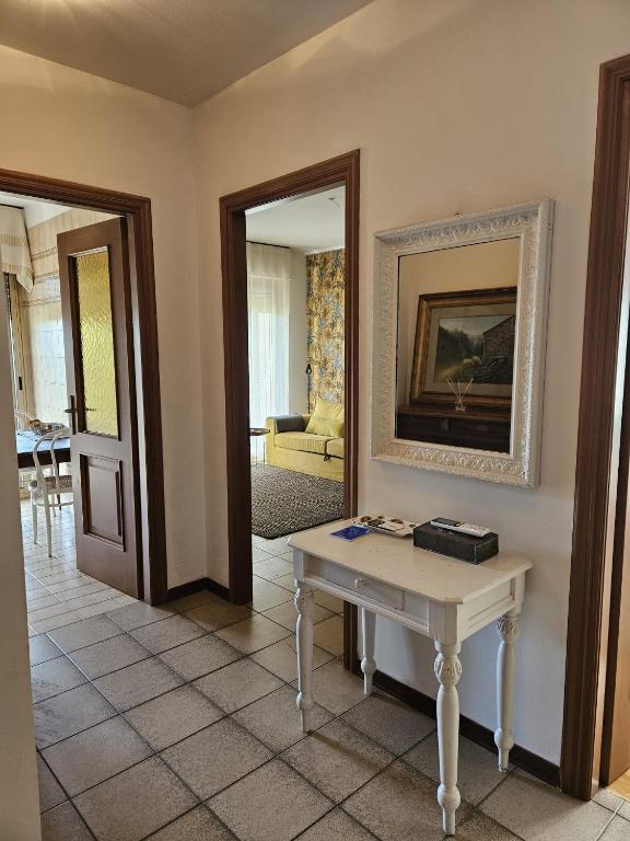 Hotel VILLA CAROLA APPARTAMENTO, a room with a table and a living room at VILLA CAROLA APPARTAMENTO in Sanremo