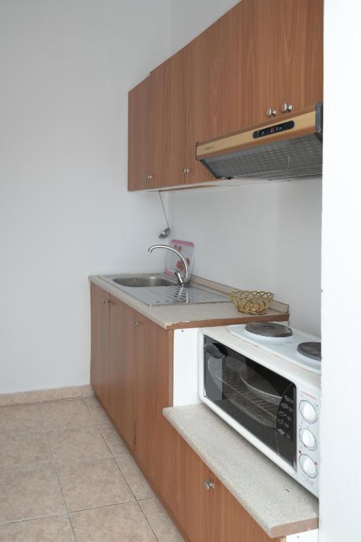 Kuchyň nebo kuchyňský kout v ubytování Pranvera's Apartments