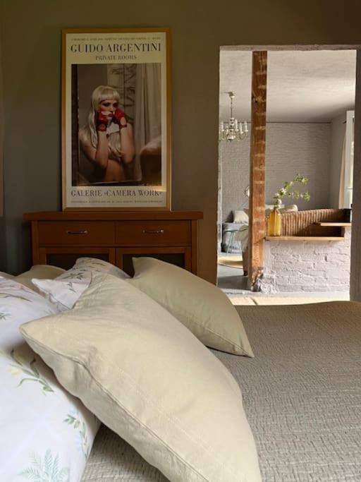 a bedroom with a bed and a mirror and a picture at Lakeside Studio, Haus mit Seezugang nur fuer Urlauber in Königs Wusterhausen