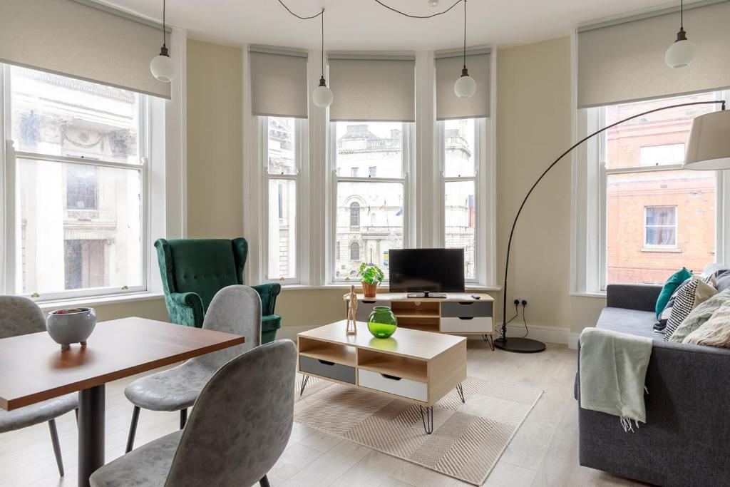 a living room with a couch and a table at Dublin Castle Suites in Dublin