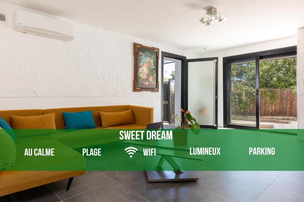ラ・セーヌ・シュル・メールにあるSweet Dream - Quiet - Host Provenceのリビングルーム(緑のソファ付)