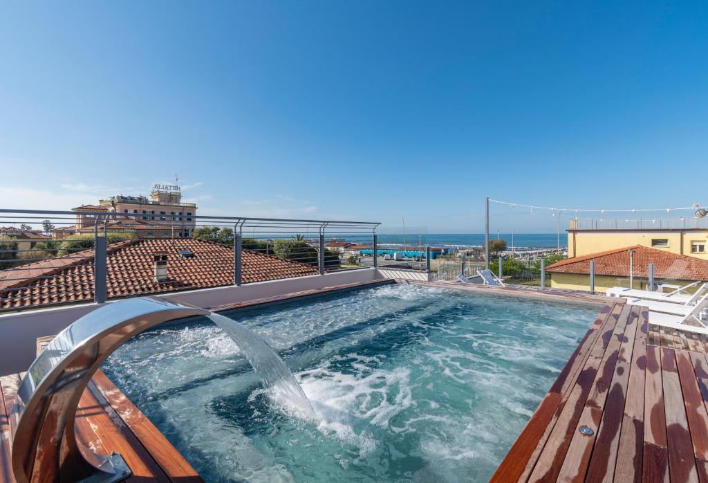 una piscina con un tobogán de agua en un edificio en Residence Stella en Marina di Massa