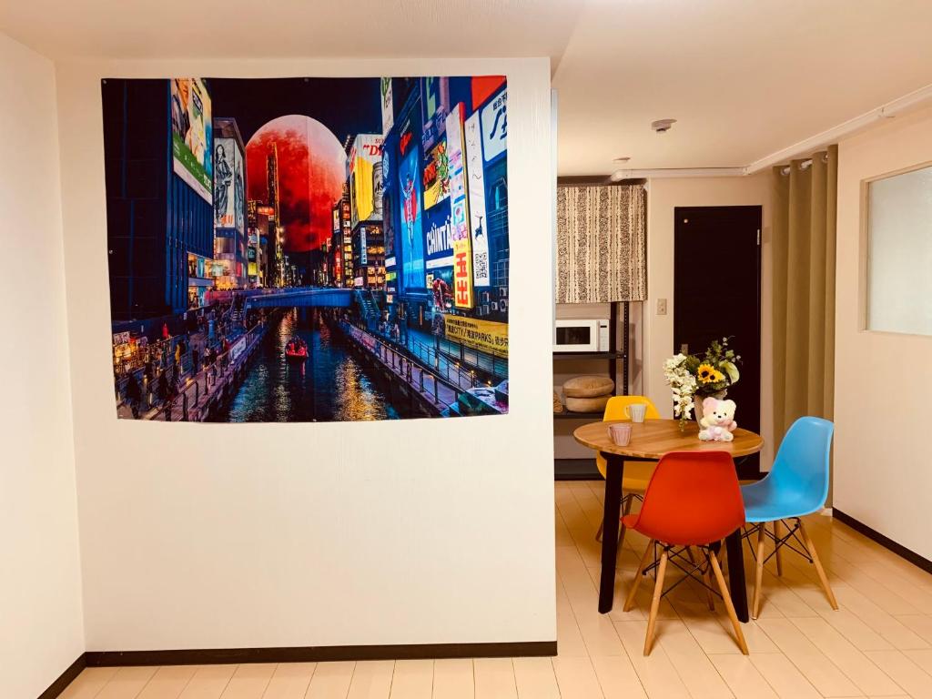 una sala de estar con una pintura de una ciudad en SECRET BASE Station Side, en Osaka
