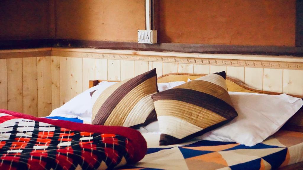 Lova arba lovos apgyvendinimo įstaigoje Wake In Himalayas