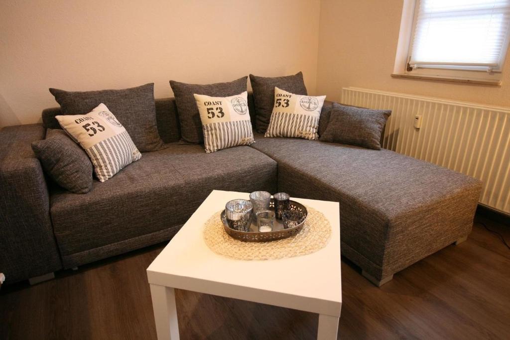 un salon avec un canapé et une table dans l'établissement Tolle Ferienwohnung in Schönberger Strand, à Schönberger Strand