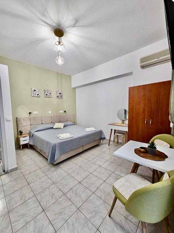 Postel nebo postele na pokoji v ubytování Lindos Tsambika Studios