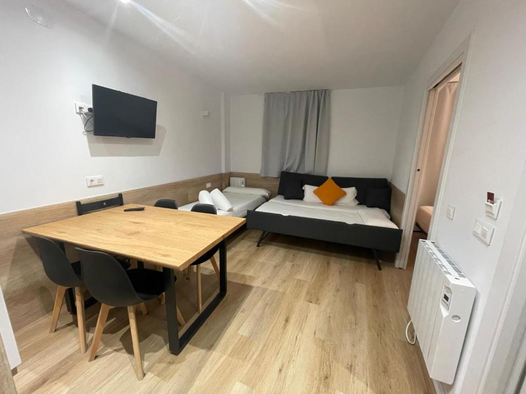 Televízia a/alebo spoločenská miestnosť v ubytovaní Apartamentos La Solana
