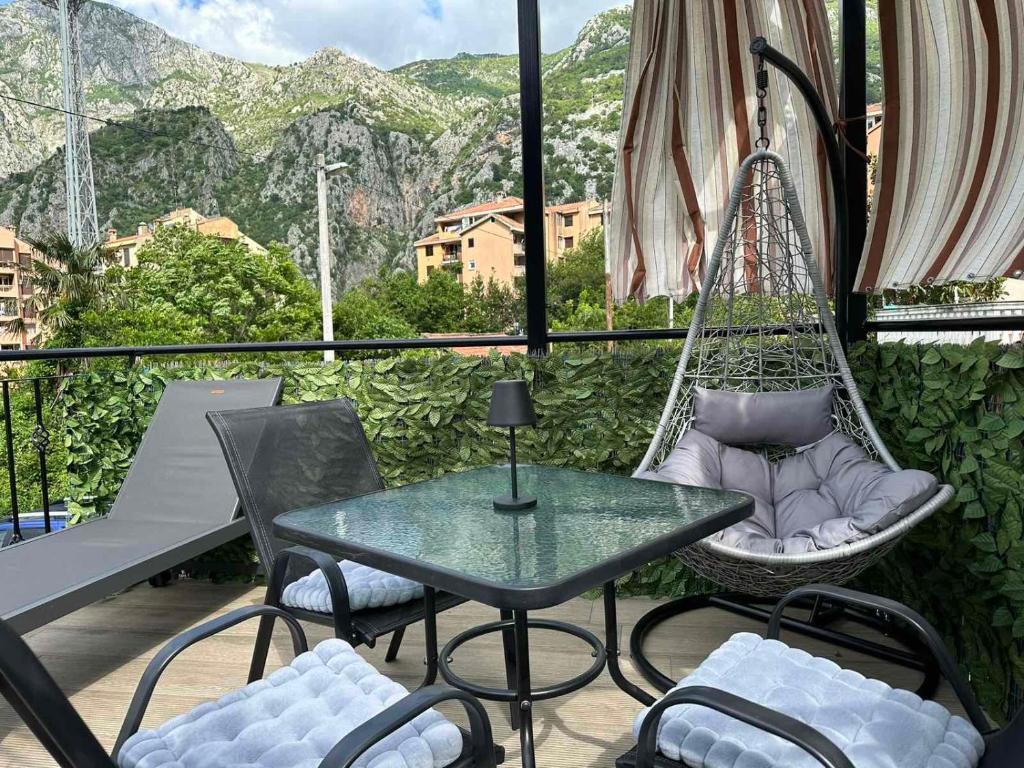 Fotografie z fotogalerie ubytování Sunshine Apartment with Private Pool and Parking v destinaci Kotor
