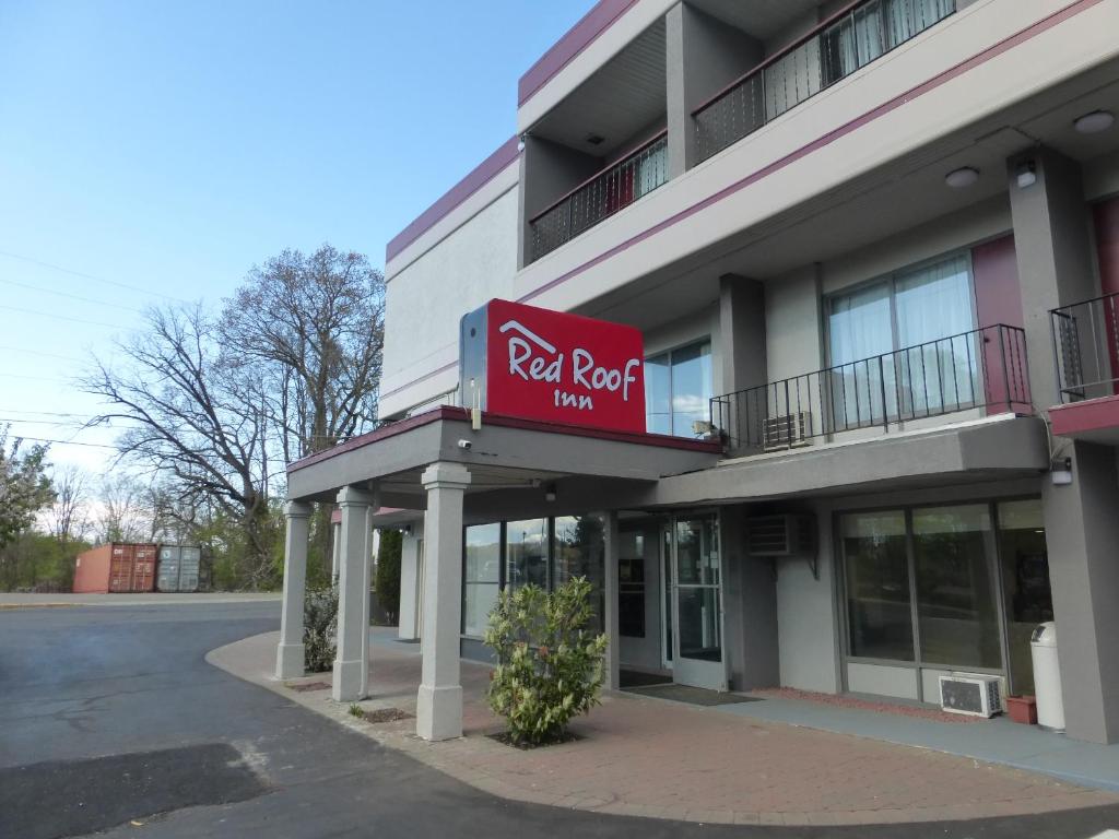 uma placa de pousada no telhado vermelho na lateral de um edifício em Red Roof Inn Stroudsburg em Stroudsburg