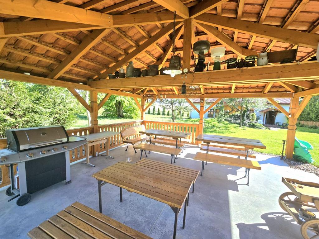 Restauracja lub miejsce do jedzenia w obiekcie Mazurskie Siedlisko Zawady