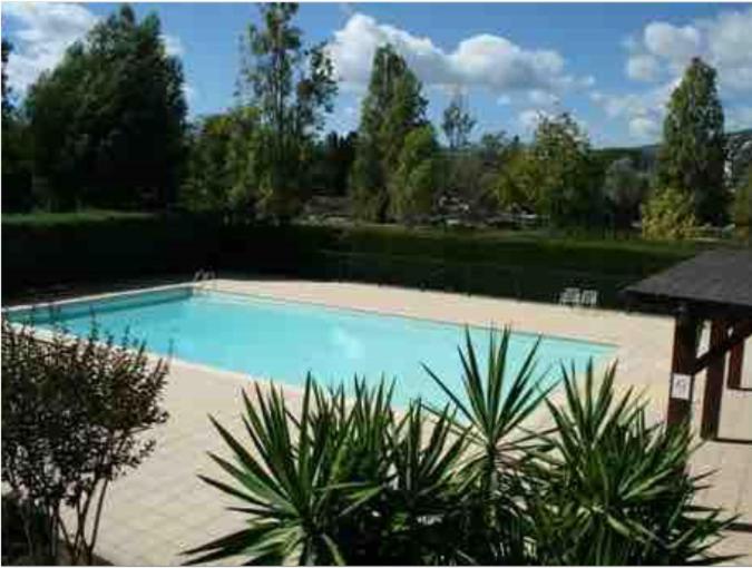 une grande piscine bleue dans une cour dans l'établissement Résidence l'Orée du Golf Mandelieu La Napoule, à Mandelieu-la-Napoule