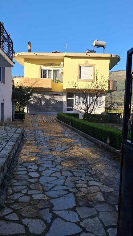 un camino de piedra frente a una casa en Nevi House en Berat