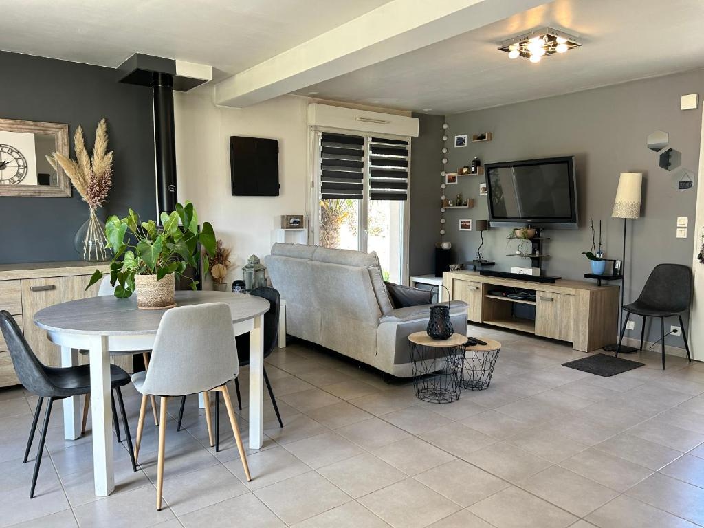 un salon avec une table et un canapé dans l'établissement 952 - Belle Maison 6 couchages dans le charmant village de La Bouillie, à La Bouillie