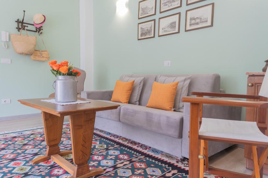 Posezení v ubytování La Quiete with private Garden by Rent All Como