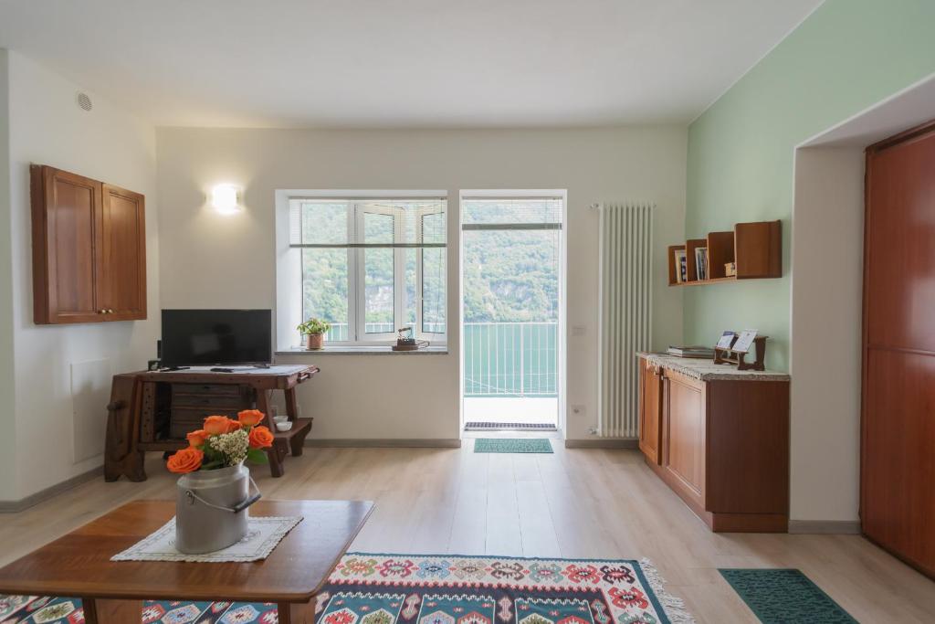 Kuchyň nebo kuchyňský kout v ubytování La Quiete with private Garden by Rent All Como