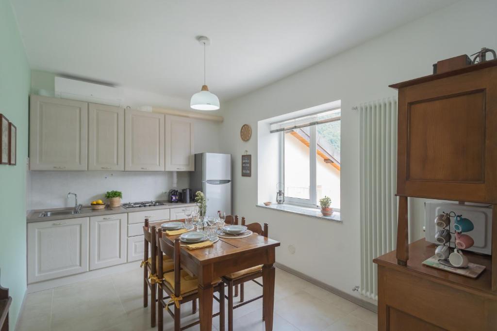 Kuchyň nebo kuchyňský kout v ubytování La Quiete with private Garden by Rent All Como