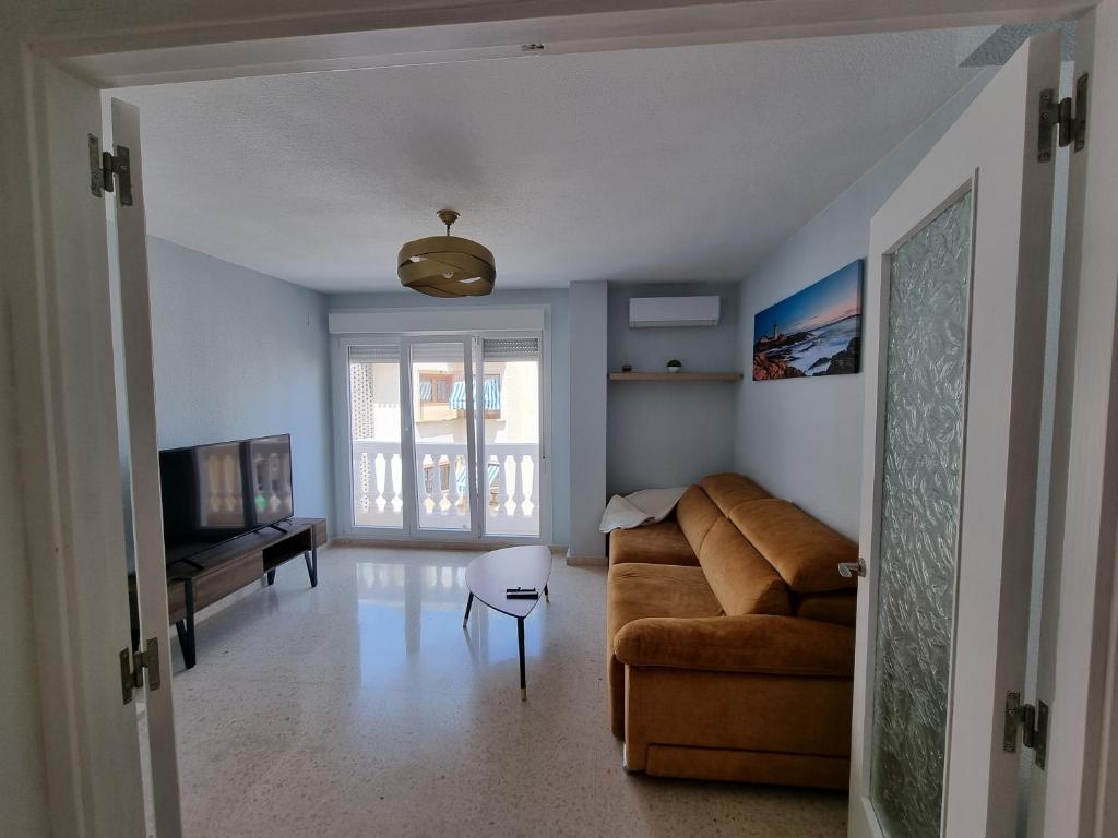 a living room with a couch and a tv at Aleksandra Apartament Sant Francesc in El Campello