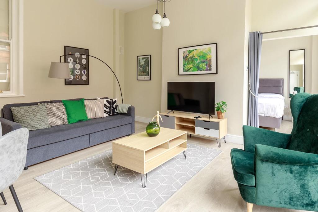 TV a/nebo společenská místnost v ubytování Dublin Castle Suites
