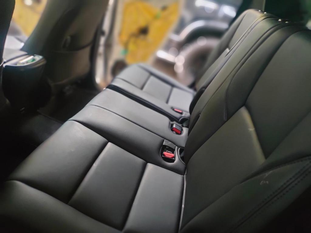un primo piano del sedile posteriore di un'auto di Lajeka Rental Mobil Makassar a Makassar
